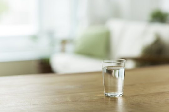 水の入ったコップ