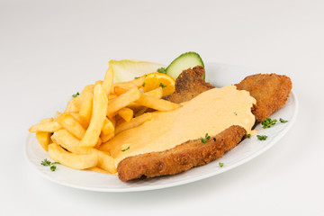 Kotelett (paniert), Soße und Pommes
