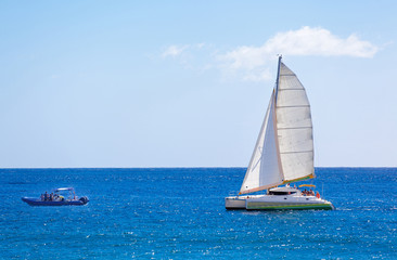 catamaran et canot pneumatique