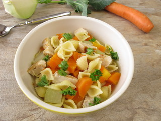 Nudelsuppe mit Huhn