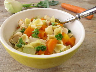 Nudelsuppe mit Huhn