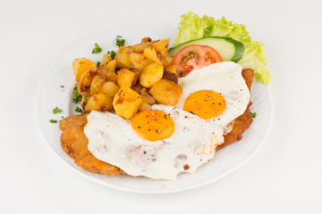 Schnitzel mit Bratkartoffeln und Eiern