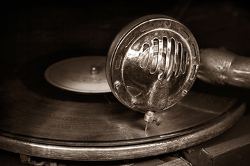 Head with an old gramophone needle on the vinyl disc © plus69