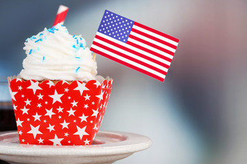 Obraz premium American patriotic holiday cupcake and glass of cola