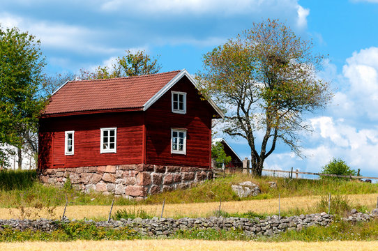Typisch rotes Holzhaus in Schweden