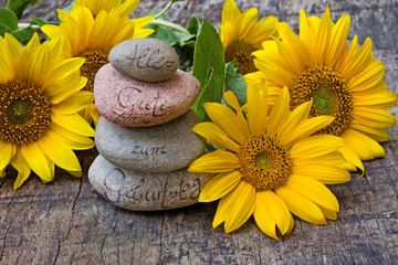 Steinturm auf Holz mit Sonnenblumen, Alles Gute zum Geburtstag