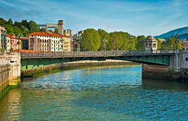 Obraz premium Estuary of Bilbao crossing the city, in Bilbao