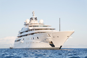 Fototapeta na wymiar Luxusschiff: Mega Yacht am Meer