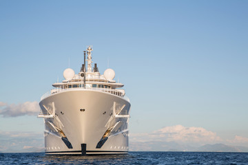 Immens große Mega Privatyacht: Wohlstand Konzept Milliardäre