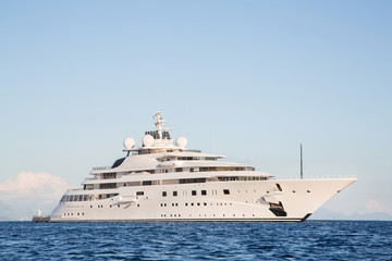 Luxuriöse Mega Yacht am Meer