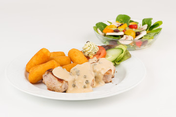 Schweinemedaillions mit Pfefferrahmsauce und Kroketten
