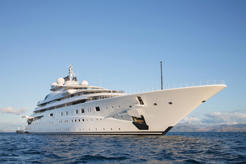 Fototapeta na wymiar Luxus Mega Yacht - immens großes und langes Schiff