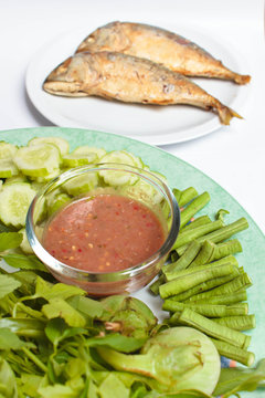 Shrimp paste with fried mackerel and vegetable.