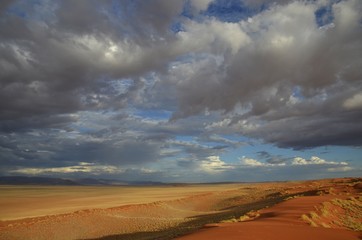 Fototapeta na wymiar Gewitterwolken über der Namib