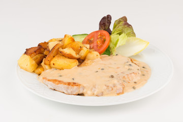 Schweinerückensteak mit Pfeffersoße und Bratkartoffeln