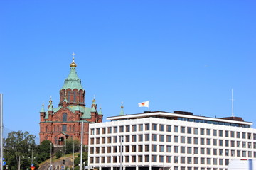 Blick vom Kauppatori am Hafen Helsinki auf Uspenski-Kathedrale