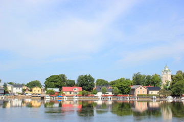 Obraz premium Stadt Ekenäs (Tammisaari) in Finnland spiegelt sich am Hafen