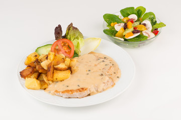Schweinerückensteak mit Pfeffersoße und Bratkartoffeln