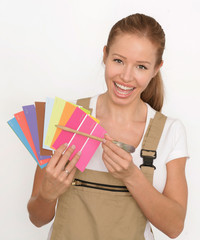 Frau mit Pinsel und Farbkarten