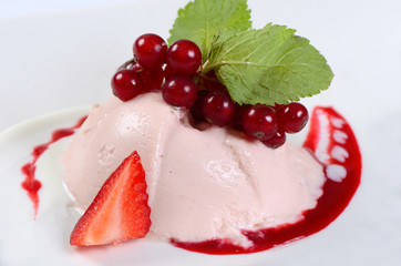 Yogurt mousse with cherry juice