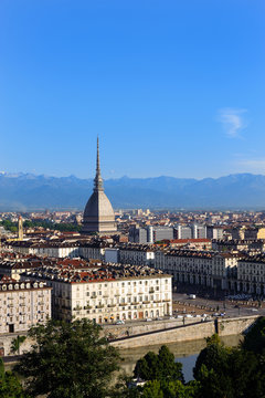 Torino, la Mole Antonelliana e le Alpi