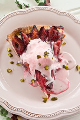 Stueck Zwetschenkuchen mit Eis