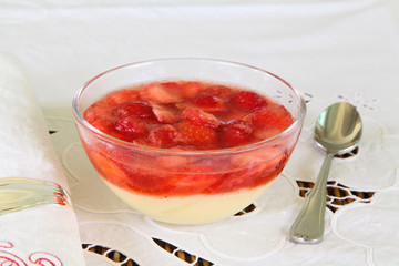 Vanillepudding mit Erdbeeren