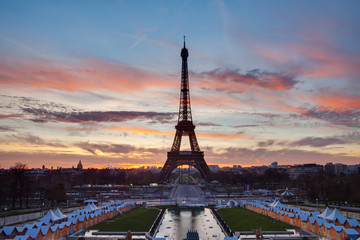 Naklejka premium Eiffel Tower in Paris on the winter in the morning