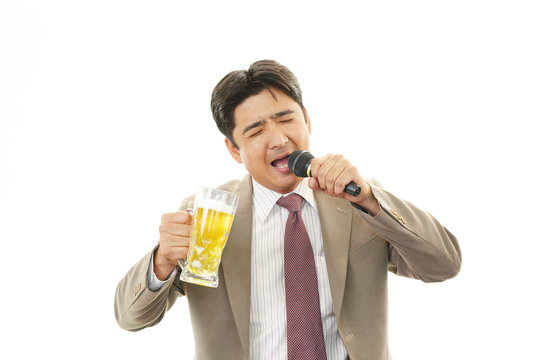 カラオケを楽しむサラリーマン