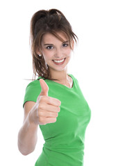 Fototapeta premium Glückliche junge Frau freigestellt in Grün mit Daumen hoch