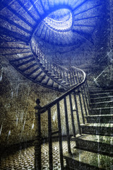 Stare spiralne schody w stylu retro - obrazy, fototapety, plakaty