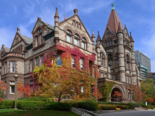 Obraz premium University of Toronto, Victoria College, colorful fall ivy