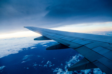 Obraz premium Classic image through aircraft window onto jet engine
