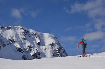 Skitourengeher vor dem Gipfel