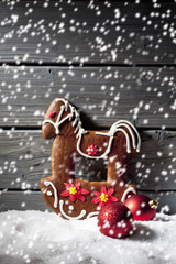 Lebkuchenpferd auf Schnee