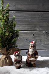 Obraz premium Schokonikoläusen und Weihnachtsbaum auf Schnee