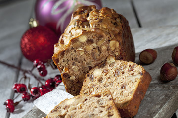 Früchtebrot mit Nüssen und Rosinen