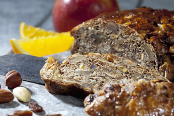 Früchtebrot mit Nüssen und Rosinen