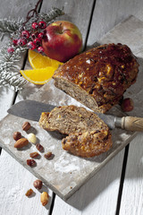 Früchtebrot mit Nüssen und Rosinen