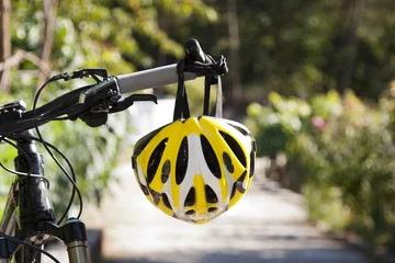 Foto op Plexiglas Fiets fietshelm close-up op fiets buitenshuis