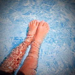 piedi di bambino in piscina