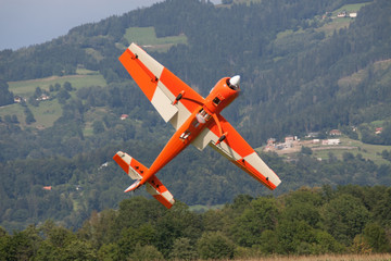 Fototapeta na wymiar Flugzeug - Modellflugzeug - Tiefdecker Kunstlufg