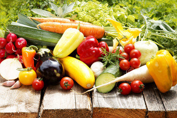 Sommergemüse, auf Brett, copy space