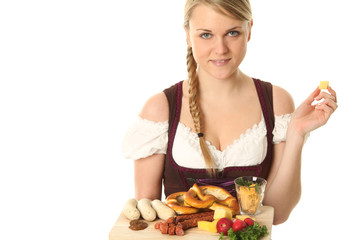 Frau im Dirndl mit typischen Essen