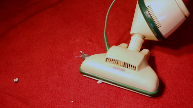 Alter Staubsauger in Aktion