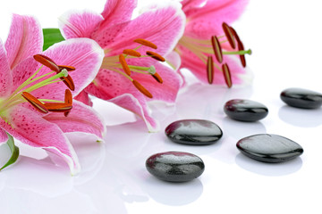 Kamienie bazaltowe z różowymi liliami