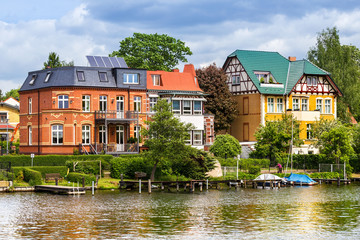 Obraz premium Wohnen am Fluss