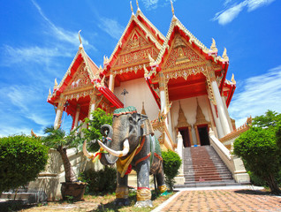 Olifantenstandbeeld bij Thaise tempel