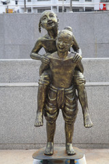 Children statues demonstrate Thai traditional child recreation