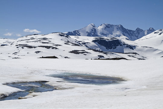 Zugefrorene Bergseen auf dem Sognefjell